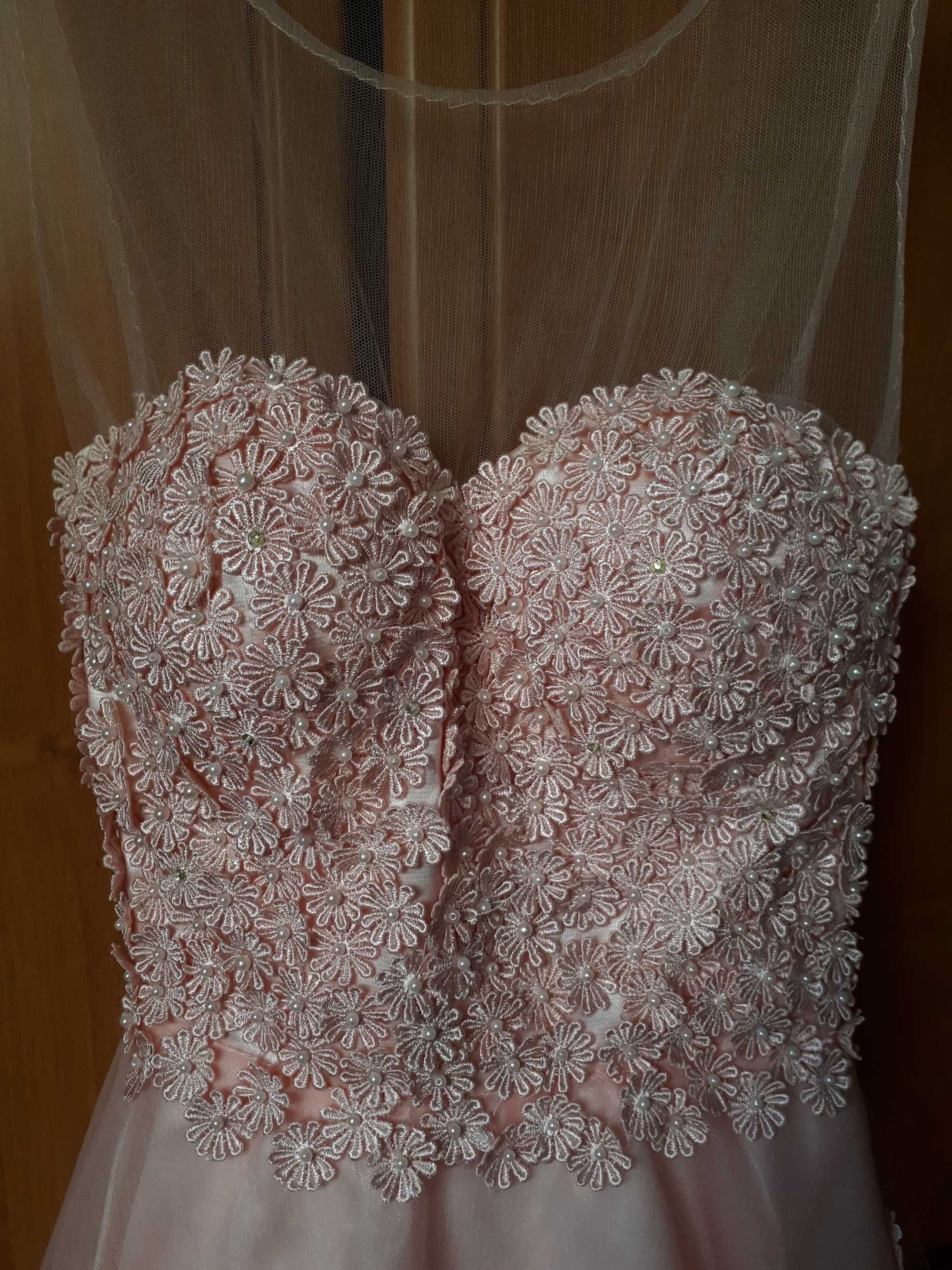 Różowa sukienka balowa