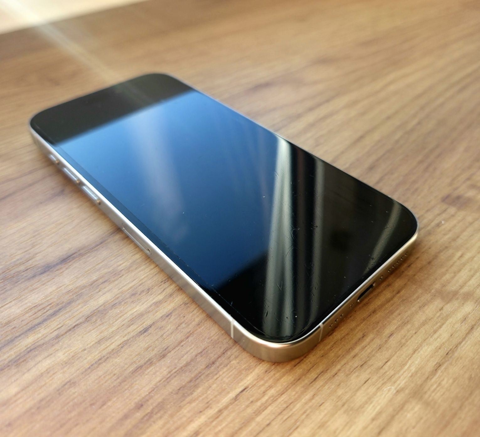 iPhone 15 Pro biały tytan