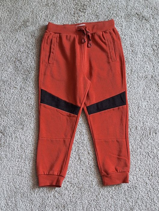 Czerwone spodnie dresowe rozmiar 104