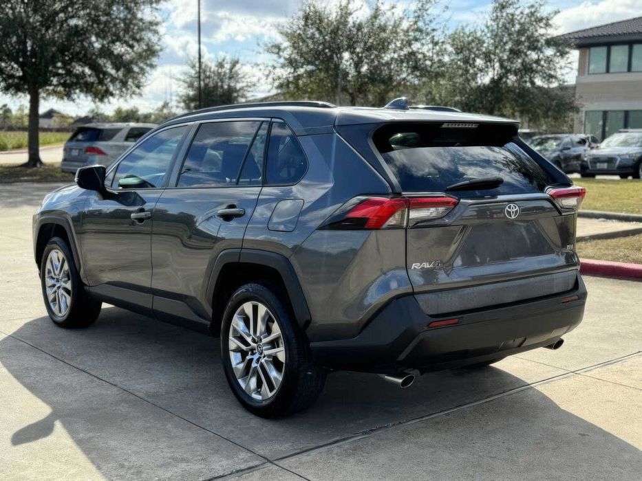 Toyota RAV4 XLE Premium      2019