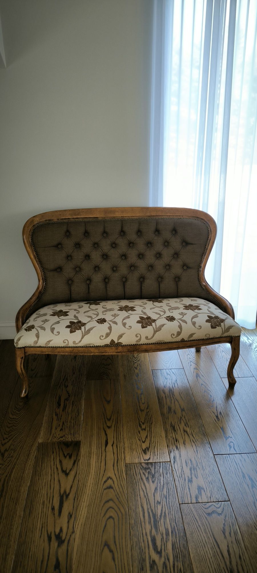 Sofa w stylu ludwikowskim