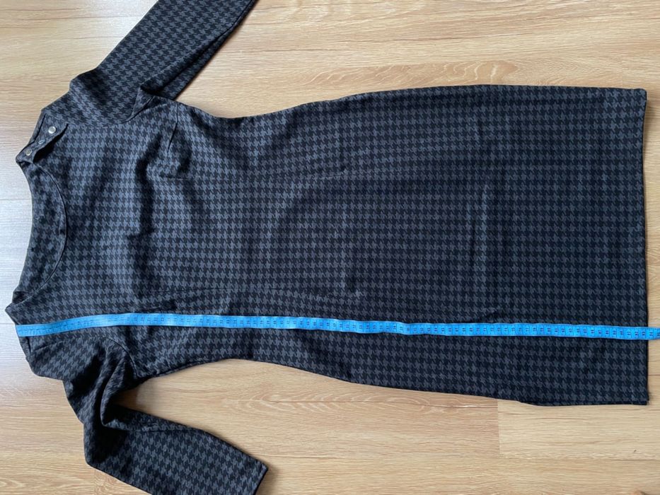 Dopasowana sukienka midi z krótkim rękawkiem w pepitkę S/M