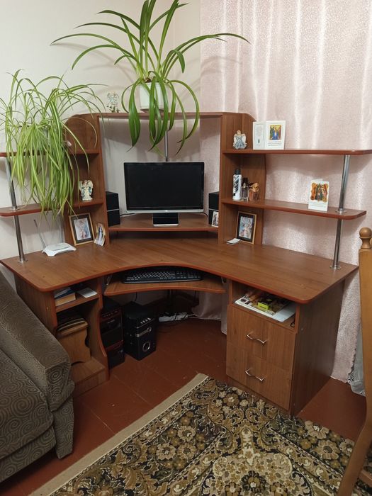 Комп'ютерний стіл