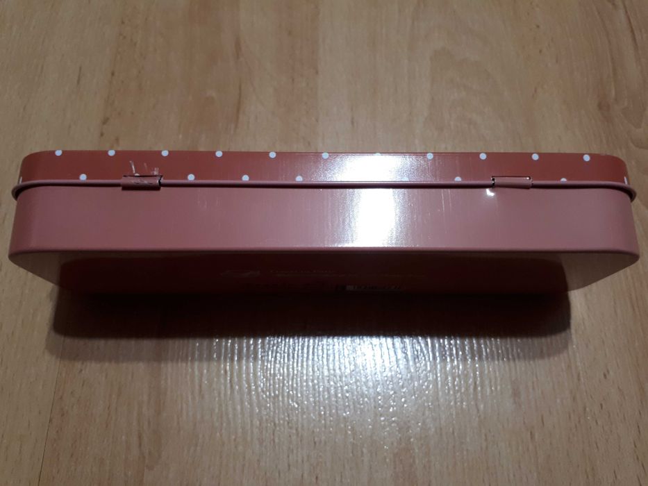 Piórnik metalowy na przybory - czerwony, pojemny, z uszkodzeniem