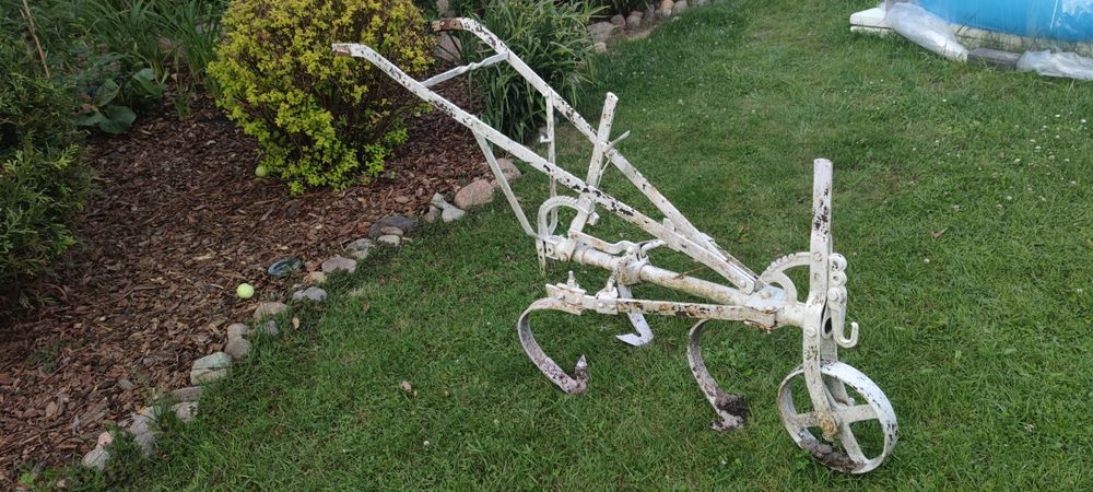 Zestaw maszyn rolniczych konnych do renowacji.