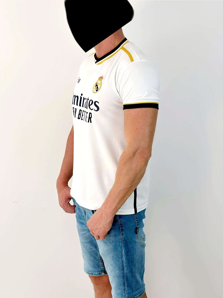 Real Madryt t-shirt męski S
Rozmiar S 
kolor:biała granatowy 
Stan:bar