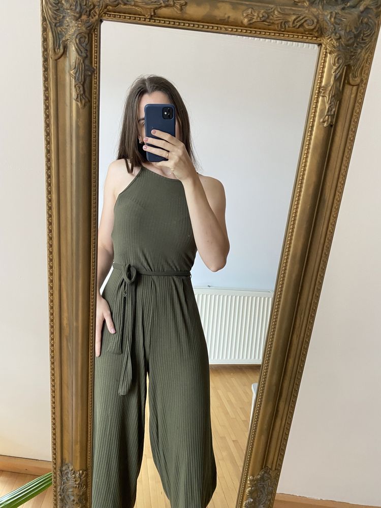 Продам Базовий комбінезон в рубчик на запах з кюлотами Pull&Bear