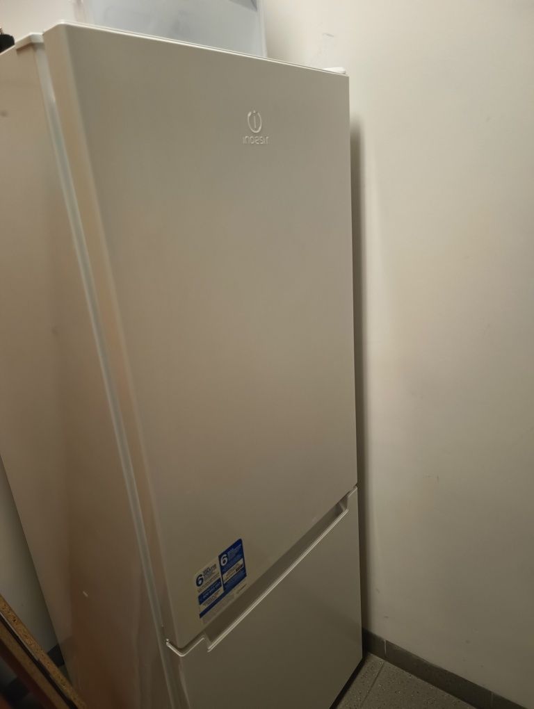 Lodówka Indesit wymiary ok 160x64x59