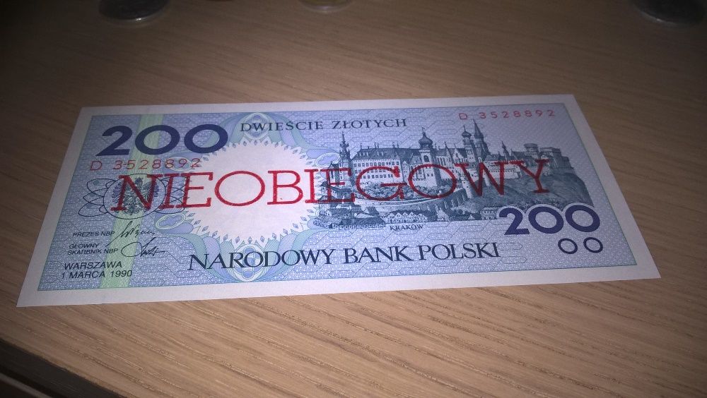 200 zł i 100 zł banknoty NIEOBIEGOWE stan idealny sprzedam