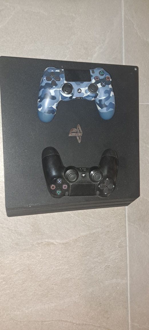 PS4 PRO com 2 comandos