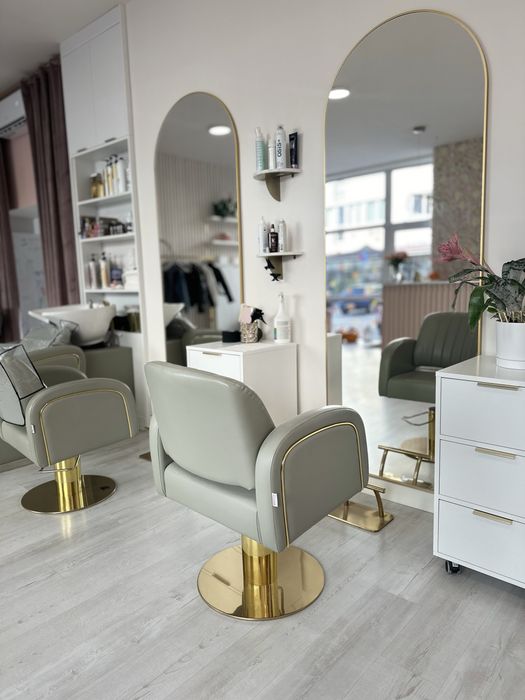 Stanowisko fryzjerskie i stanowisko brwi/makijaż do wynajęcia