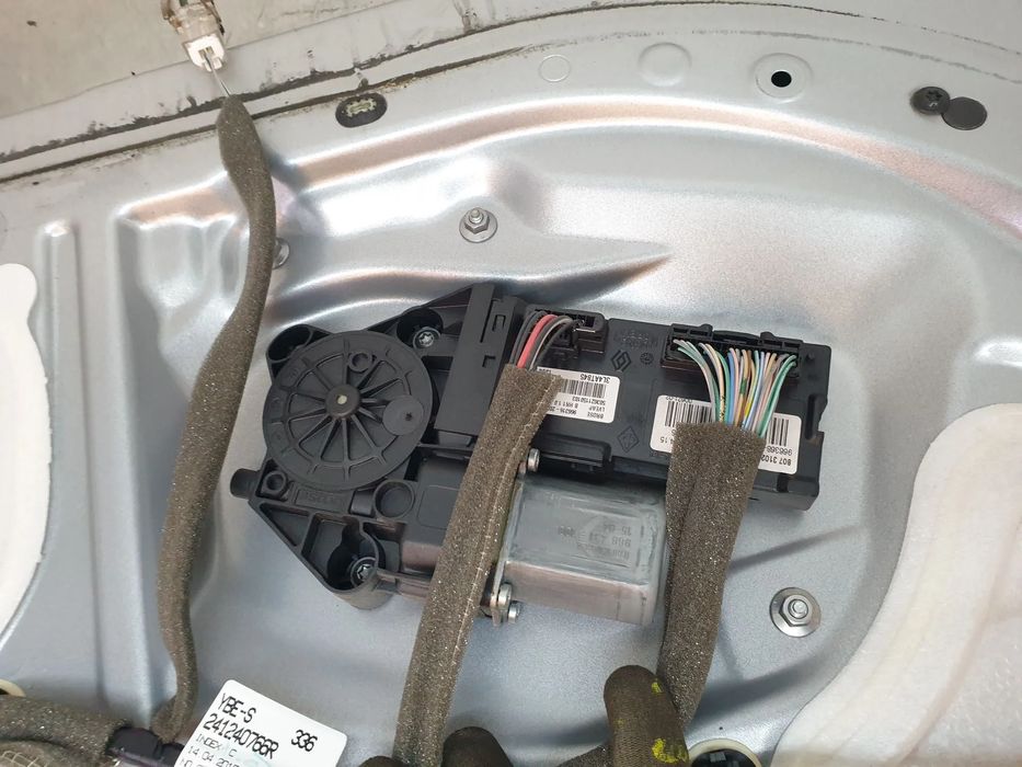 Elevador vidros frente esquerdo RENAULT Megane III Grandtour (KZ0/1)