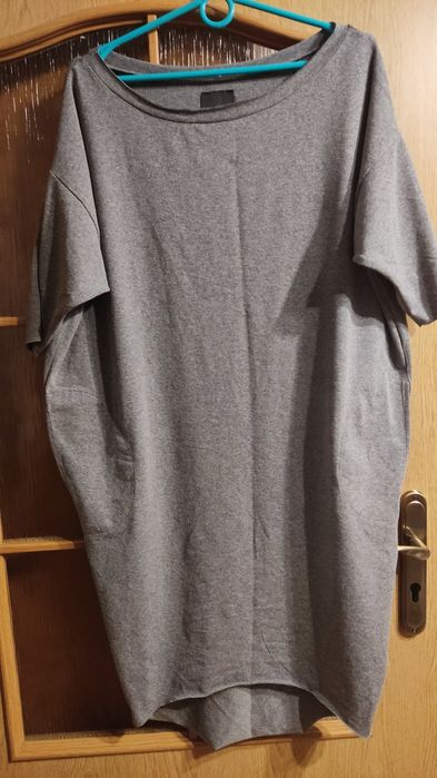 Szara sukienka z kieszeniami by insomnia