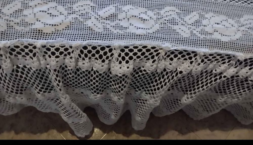 Colcha branca em renda feita á mão nunca usada