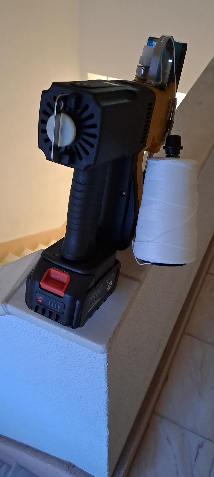 Máquina NOVA portátil para coser todo o tipo de sacos.