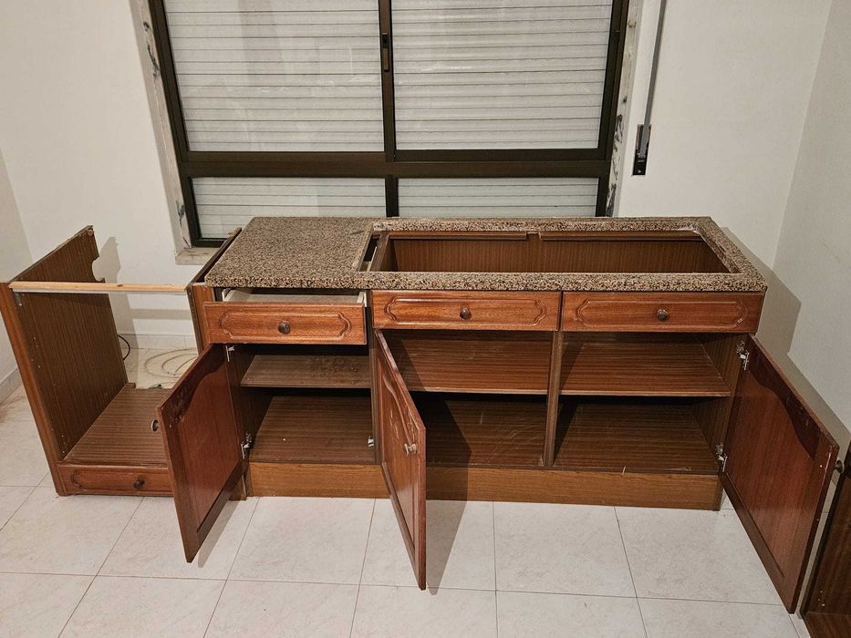 Armários de cozinha completos com tampo em granito