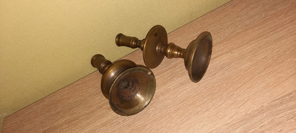 Бронзовий підсвічник, висота 11см.