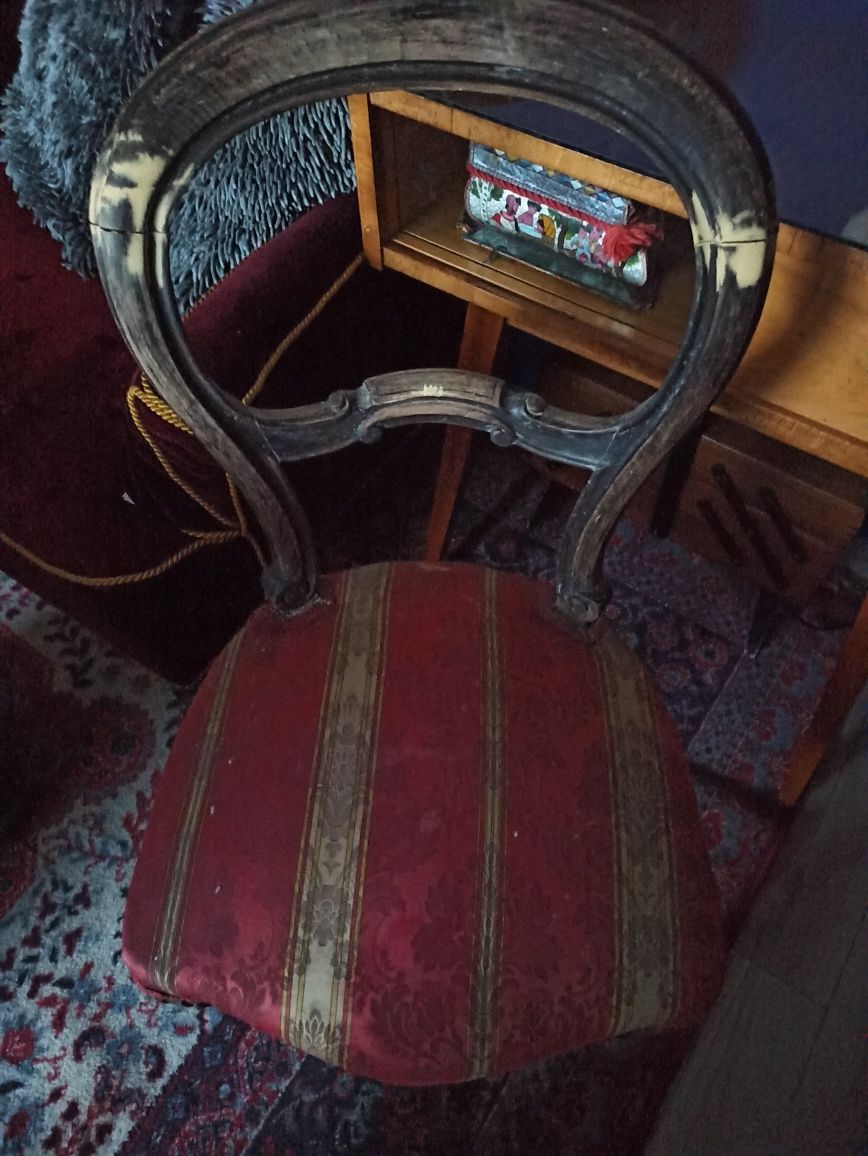 Krzesło stare, sprężyny Ludwik, rzeźbione