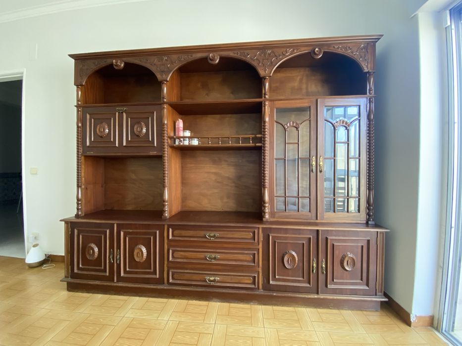Móvel de sala clássico em madeira maciça com vitrine