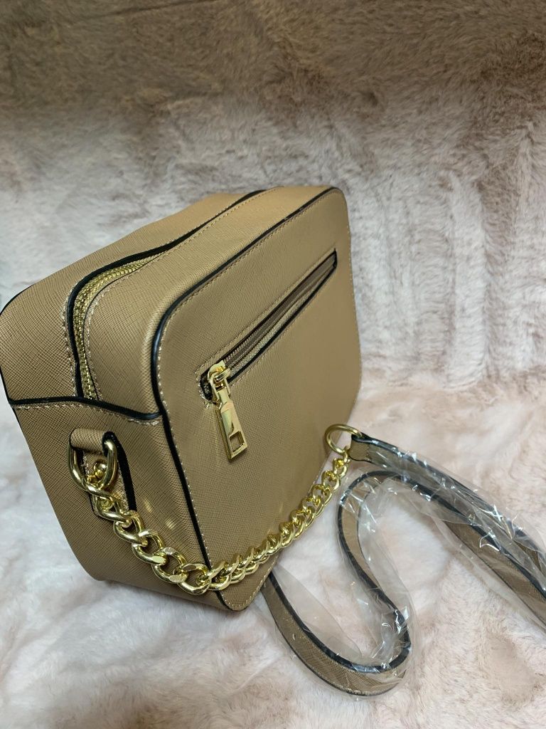 Damska  torebka  guess