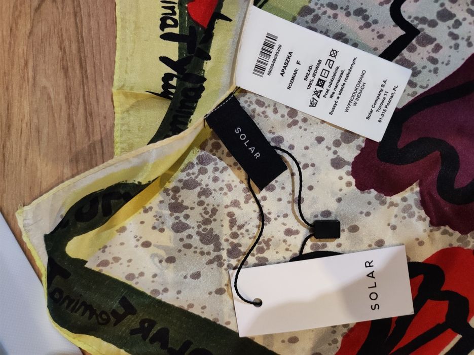 Apaszka jedwabna SOLAR w prezentowanym opakowaniu