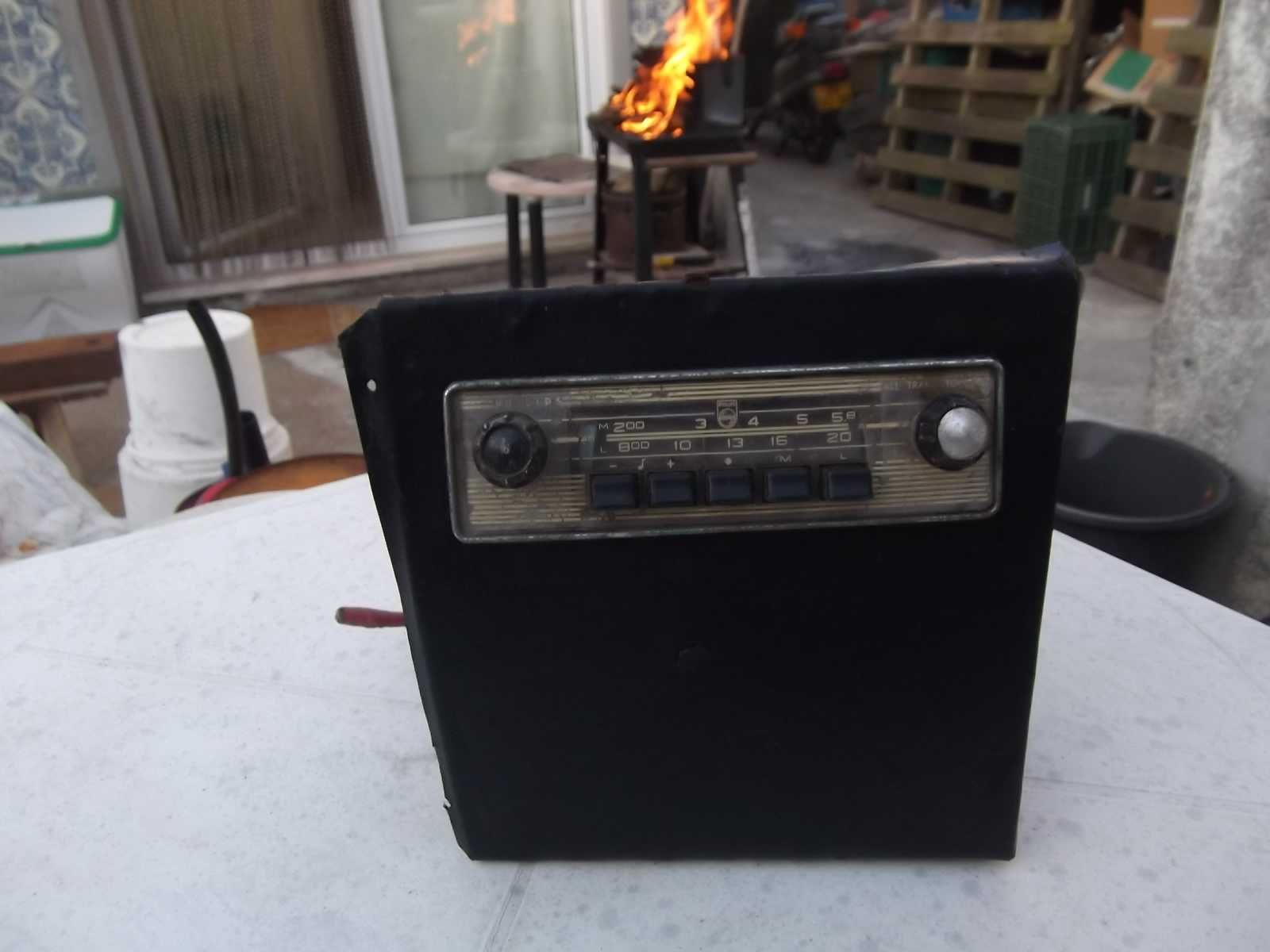 Rádio Philips de automóvel antigo de 1956 a funcionar