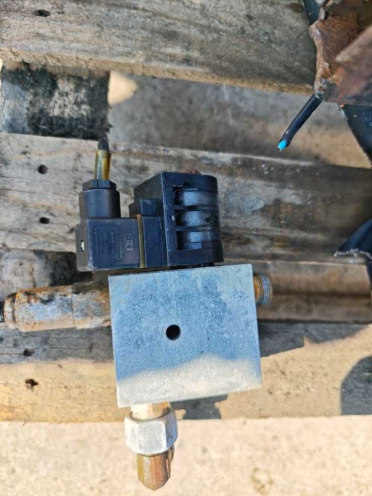 Kompletny zestaw kipra z pompą 12V i rozdzielaczem – Multicar / Unimog