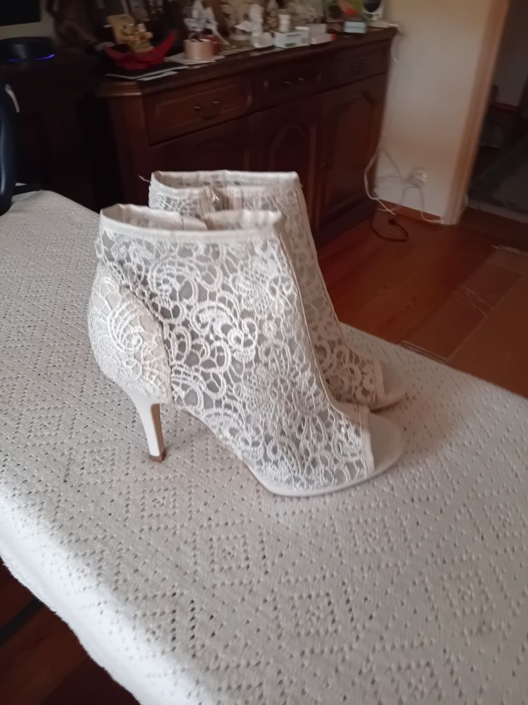 Nowe szpilki z koronki