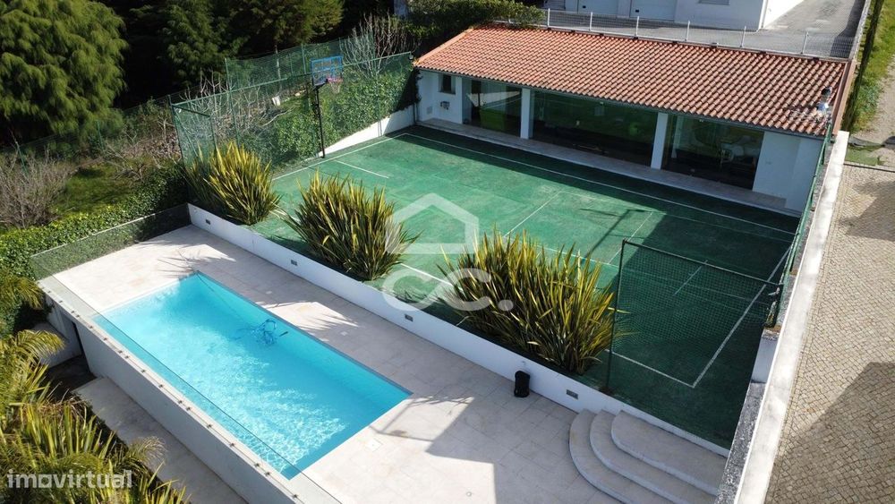Moradia T5 nos Carvalhais com jardim, piscina e campo de jogos.