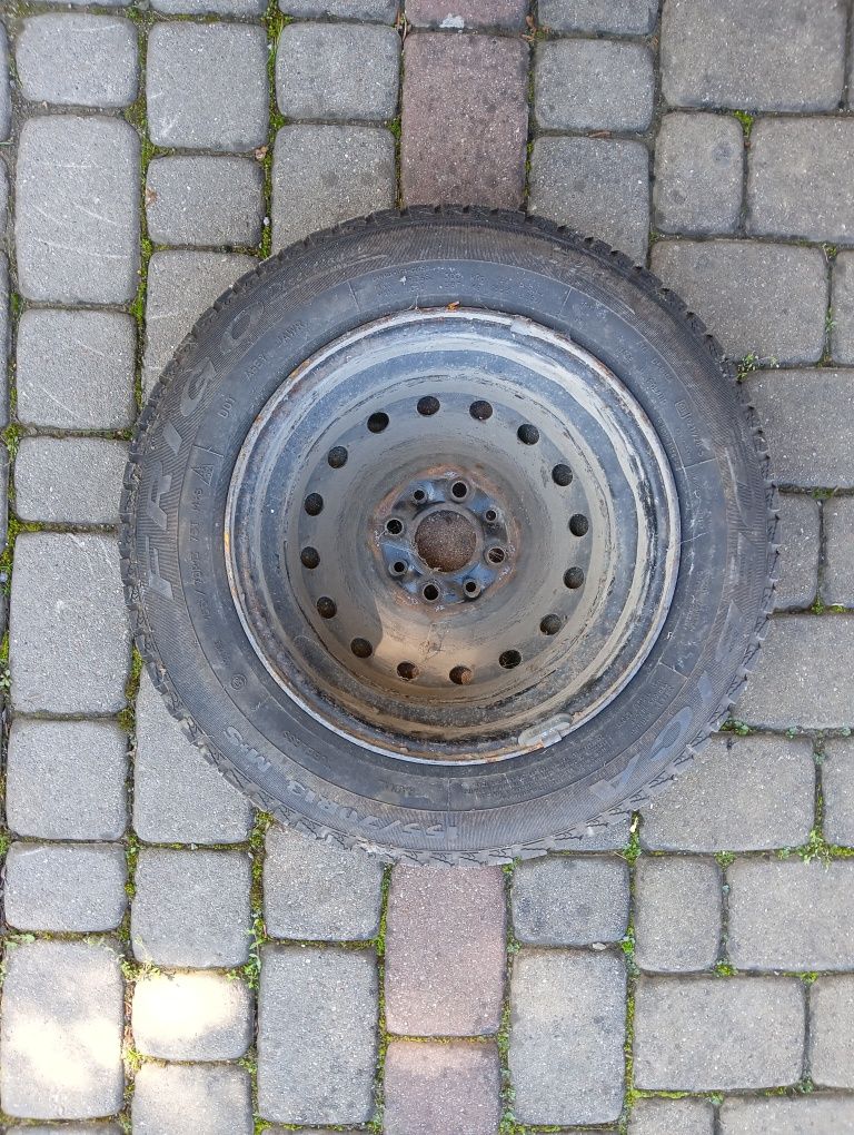 Opona z felgą w stanie dobrym