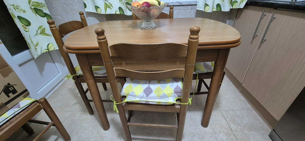 Conjunto mesa e caldeiras de cozinha