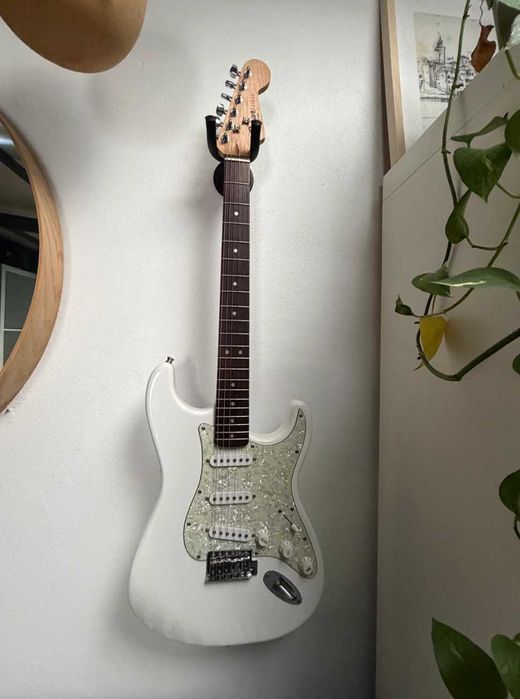 Squier FSR Affinity Series Stratocaster White Pearloid
