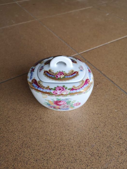 Loiça em porcelana.