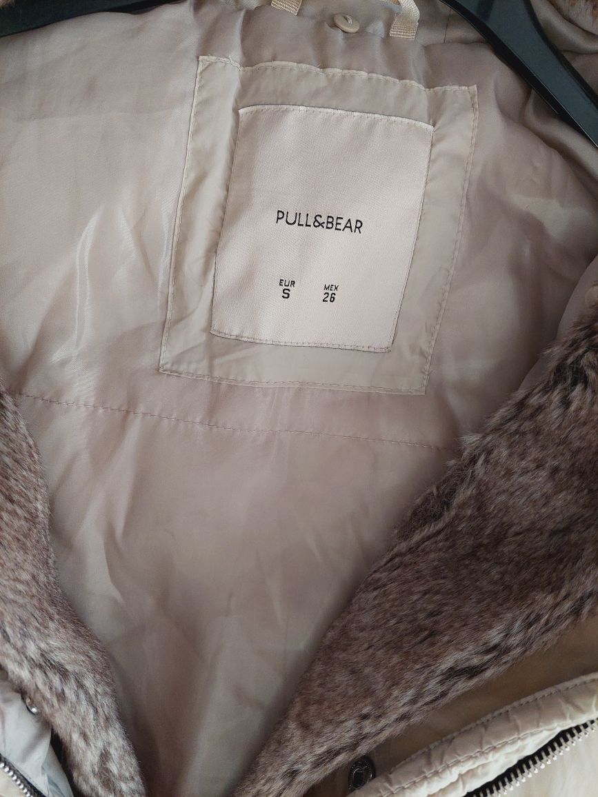 Kremowa kurtka pikowana z futerkiem i kapturem pull&bear S