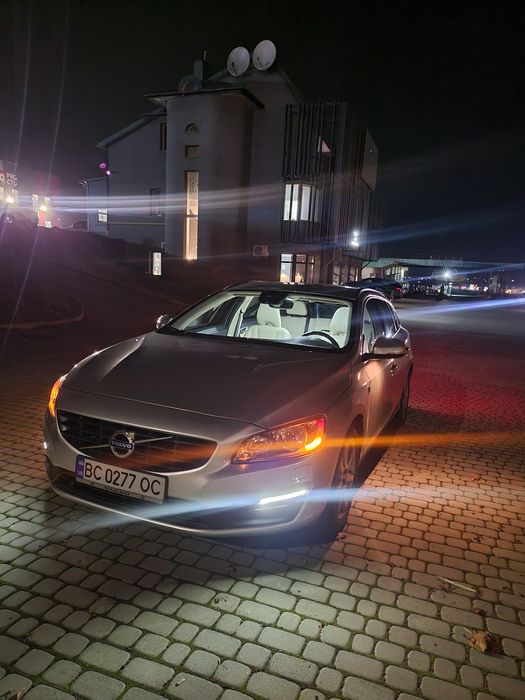 Volvo V60 2016 2.0. Бензин