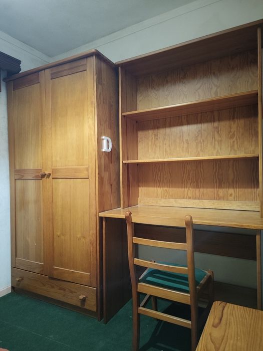 Mobília de quarto em pinho maçico - individual.