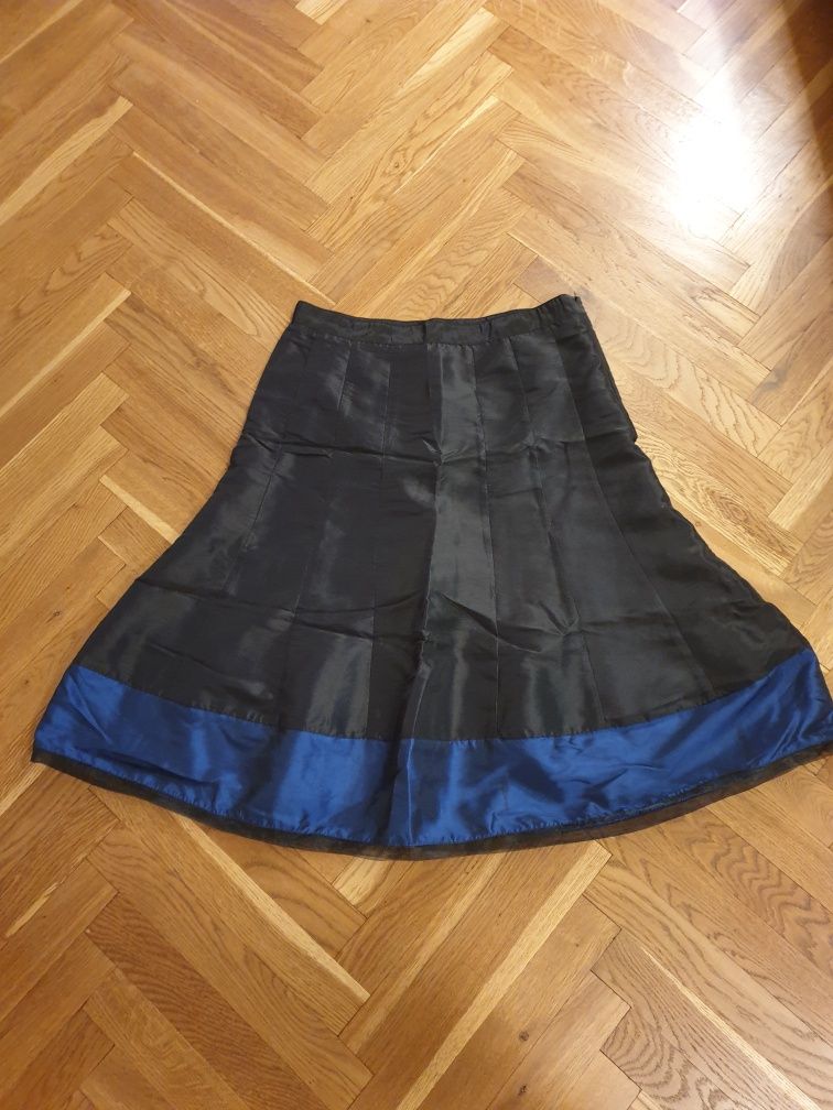 Czarna spódnica z granatowym wykończeniem