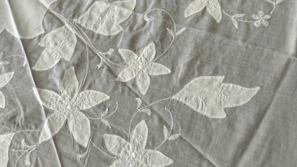 Toalha redonda  em organza com aplicações em cambraia- 150cm