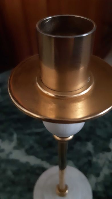 Castiçal em metal dourado