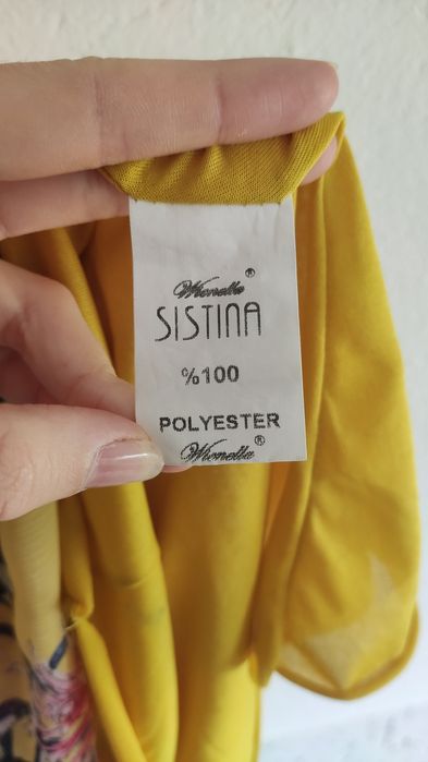 Letnia, wzorzysta sukienka zakładana na szyję