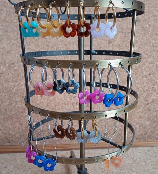 Brincos. Novos.
Cada par 2,25€.
Mais modelos disponíveis nas fotos.