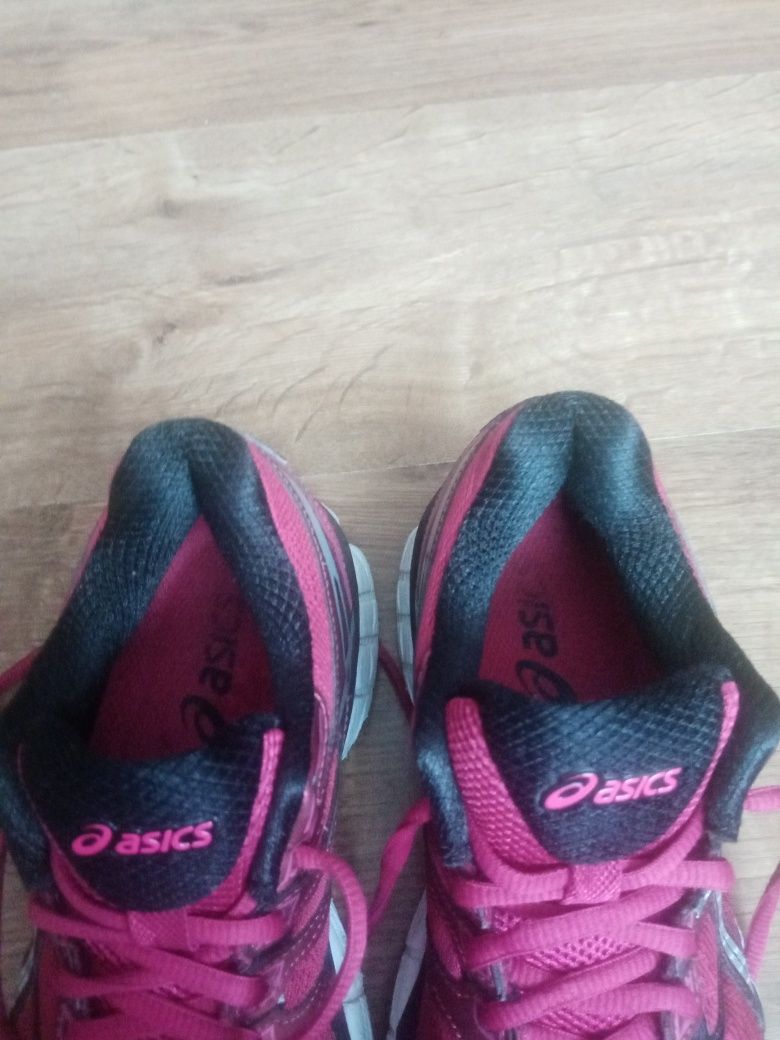 Adidasy, buty sportowe firmy Asics