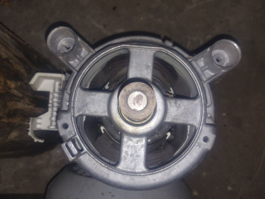 Електродвигун від пральної машинки