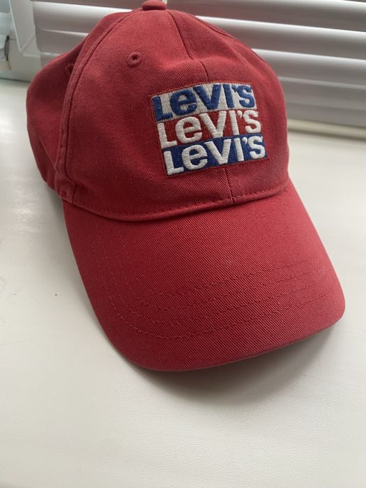 Кепка Levi’s.