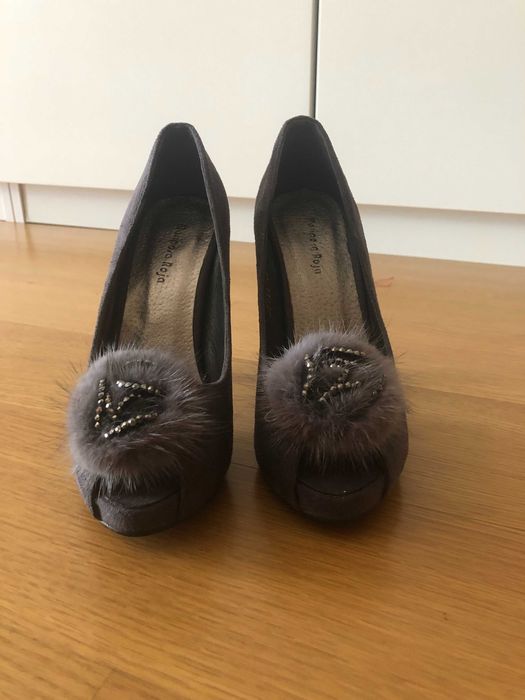 Sapatos cinzentos, base vermelha NOVOS tamanho 37