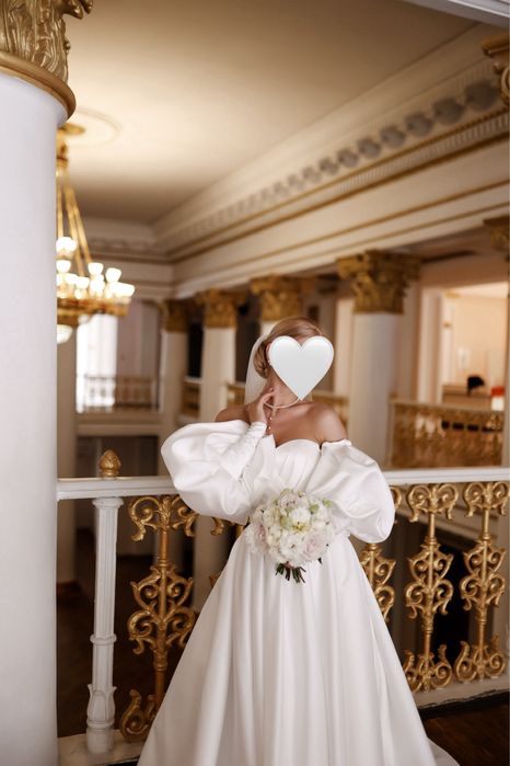 Весільна сукня  з шлейфом біла