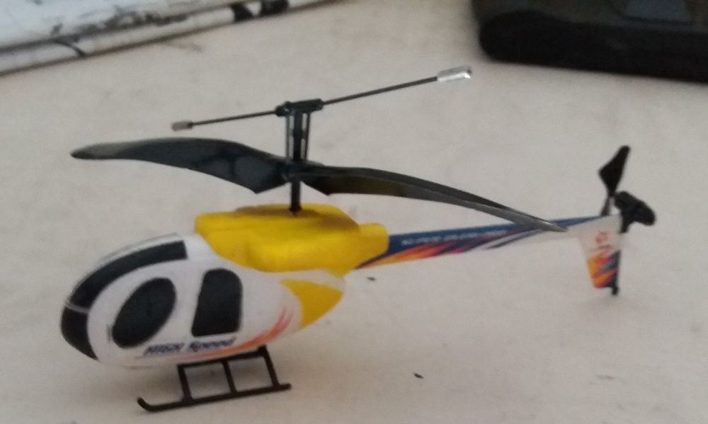 Helicóptero a funcionar como novo