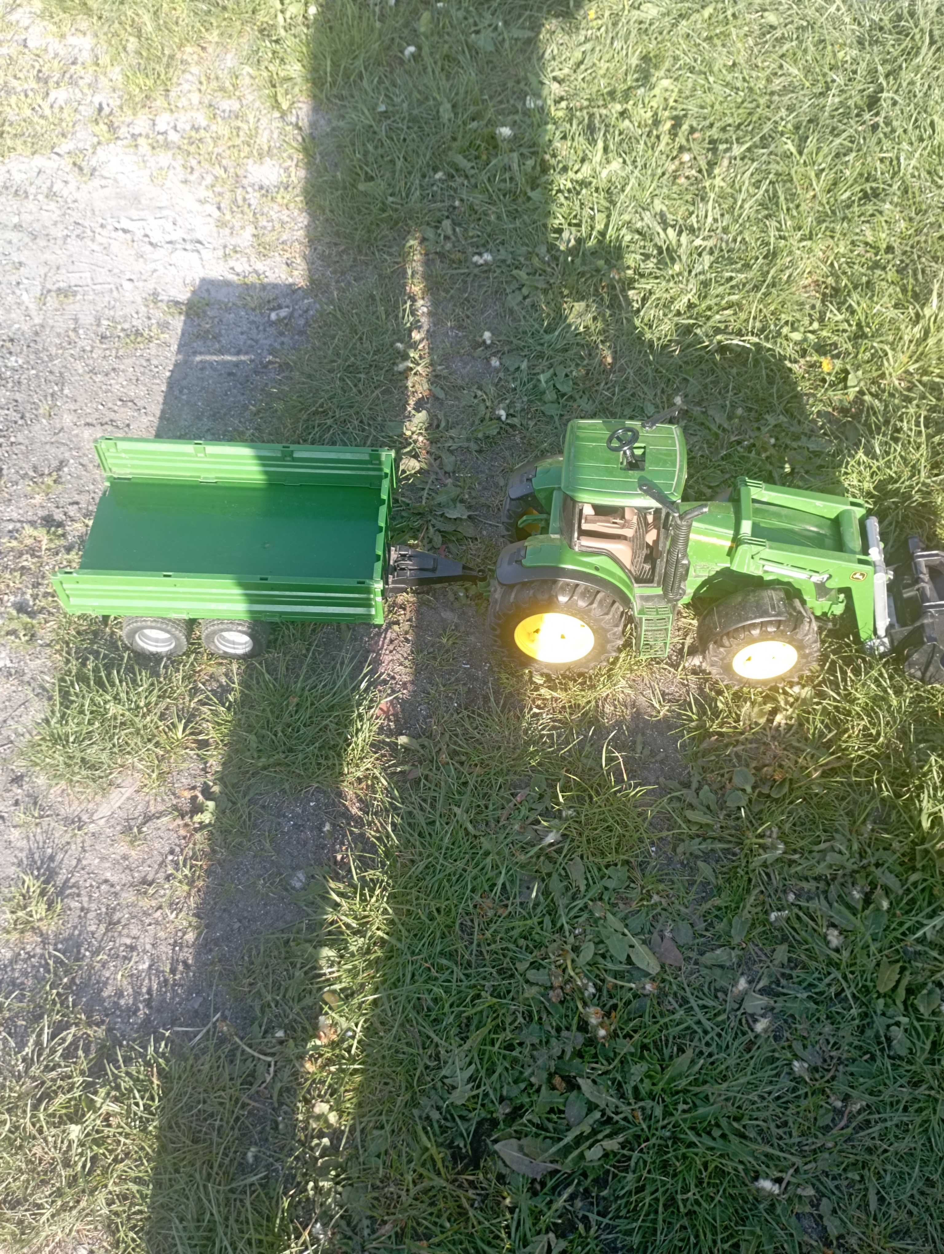 Traktor John Deere bruder z przyczepą