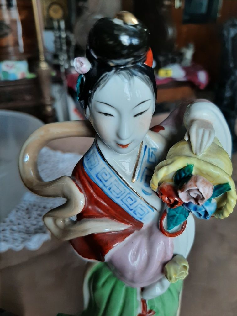 Chińska Porcelanowa figurka kobieta z kwiatami na chmurze