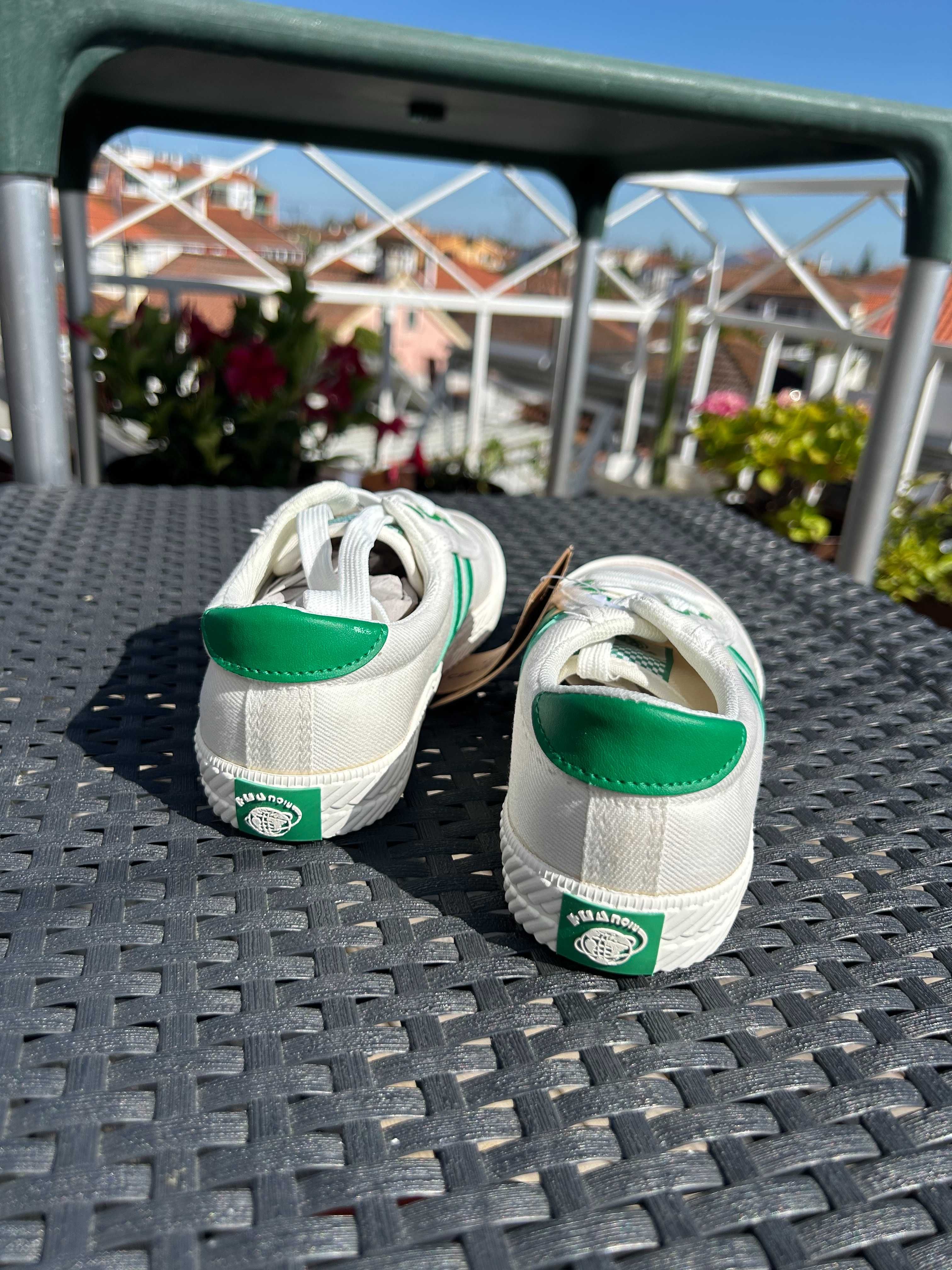 Tênis de Mulher branco com riscas Verde